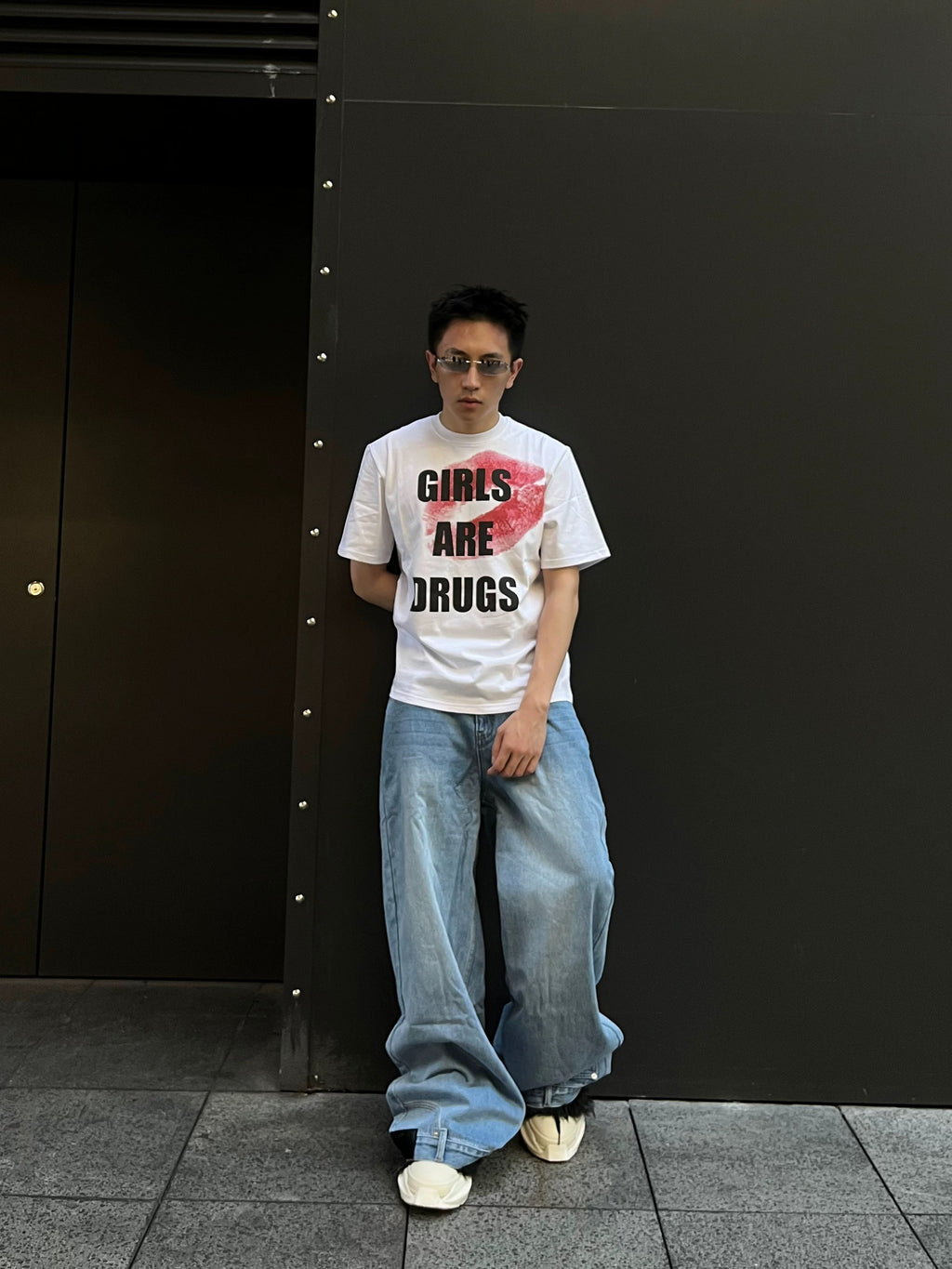 *RYE CHASIN *TEE "GIRLS ARE DRUGS"