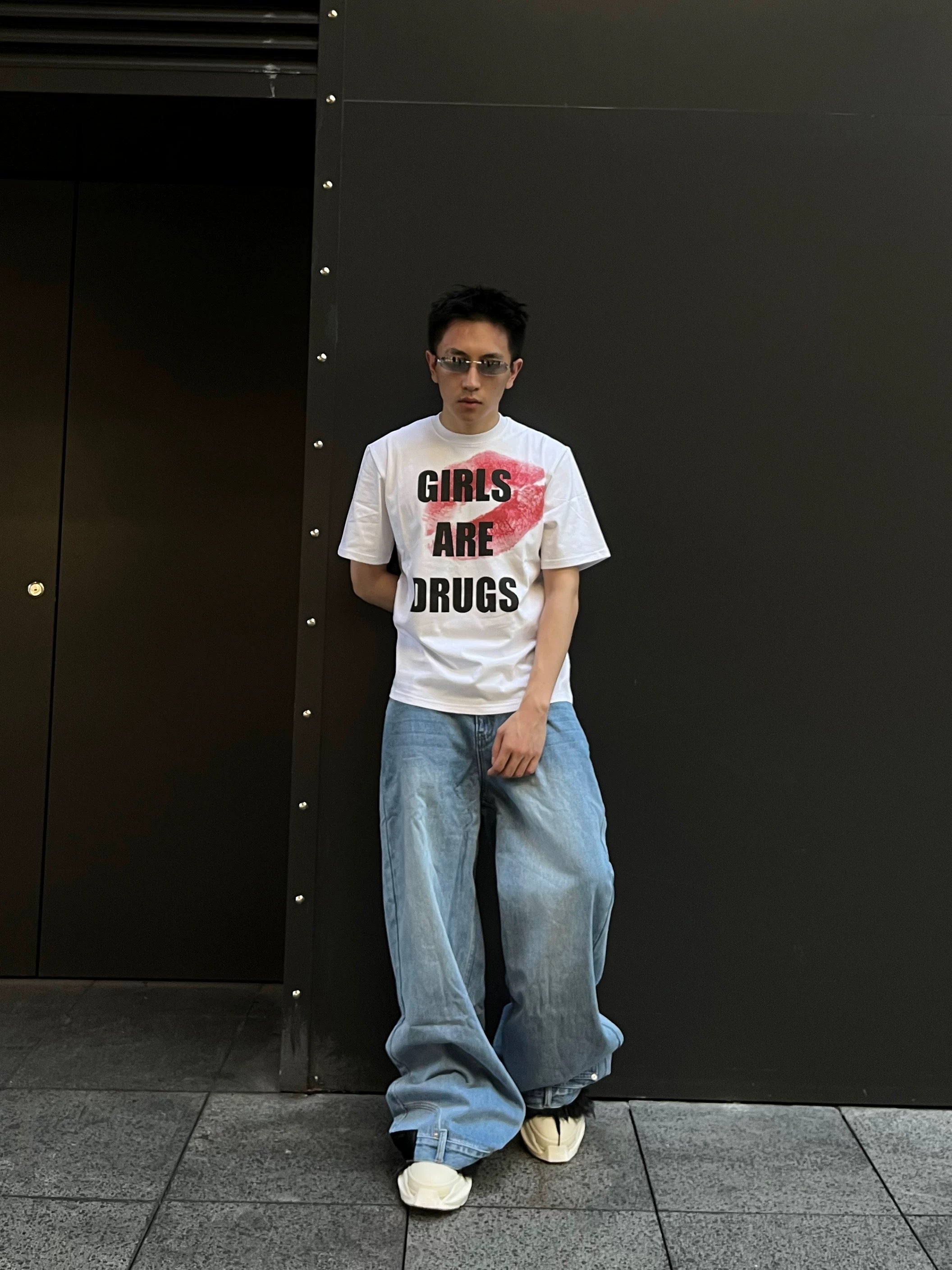 *RYE CHASIN *TEE "GIRLS ARE DRUGS"